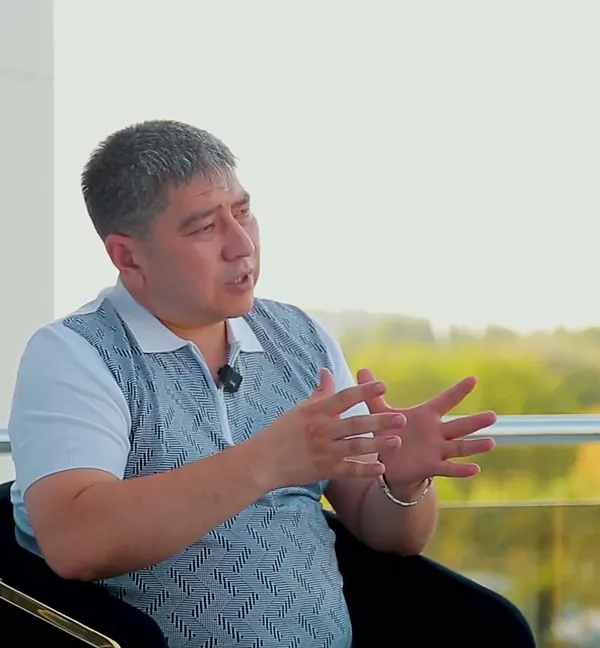 Rustam Saparbaev ERKIN podkastida oʻz yoʻli haqida gapirmoqda
